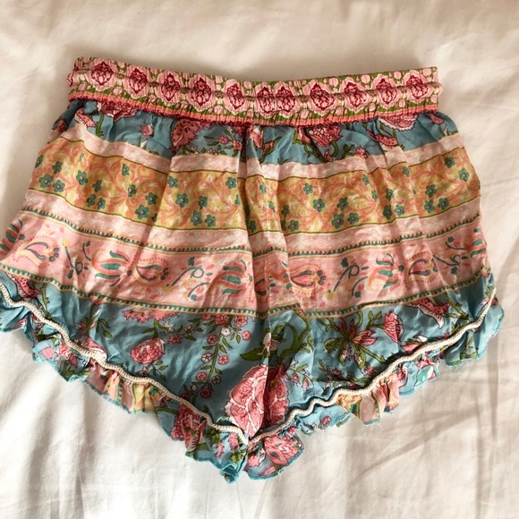 Patterned Ruffled Soft shorts - Picture 3 of 3